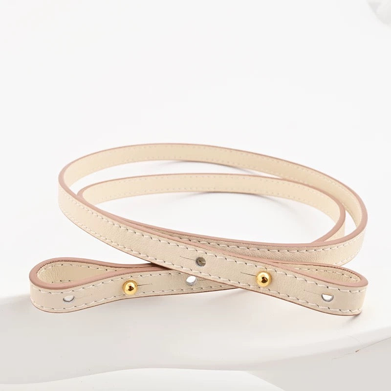 Leather strap inside Hermès Kelly Pochette for hands-free strap attachment in Hermès Craie colour