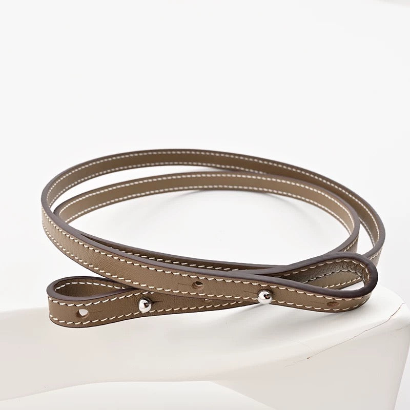 Leather strap of Hermès Kelly Pochette for hands-free strap attachment in Hermès Etoupe colour